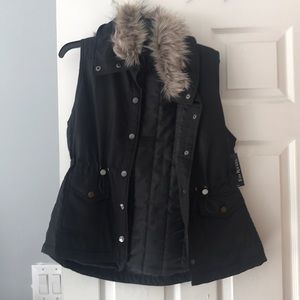 Puffer vest with fur collar